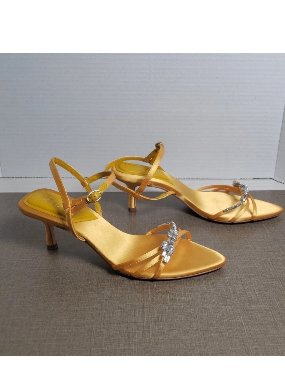 Deltan Yellow Aria Satin Jewel Ornament Dress
Sandals Size 9 - Picture 6 of 7